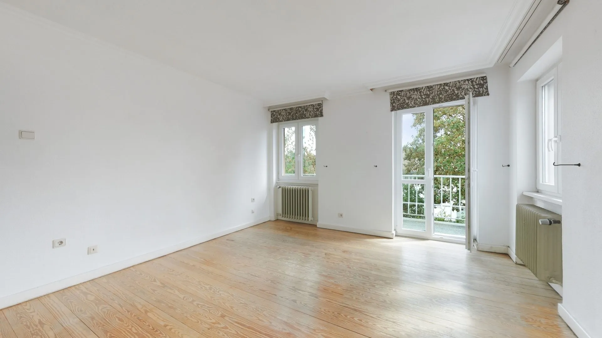 Immobilienangebot - Mehlingen - Alle - Repräsentatives Einfamilienhaus mit 2 Garagen und großzügigem Grundstück
