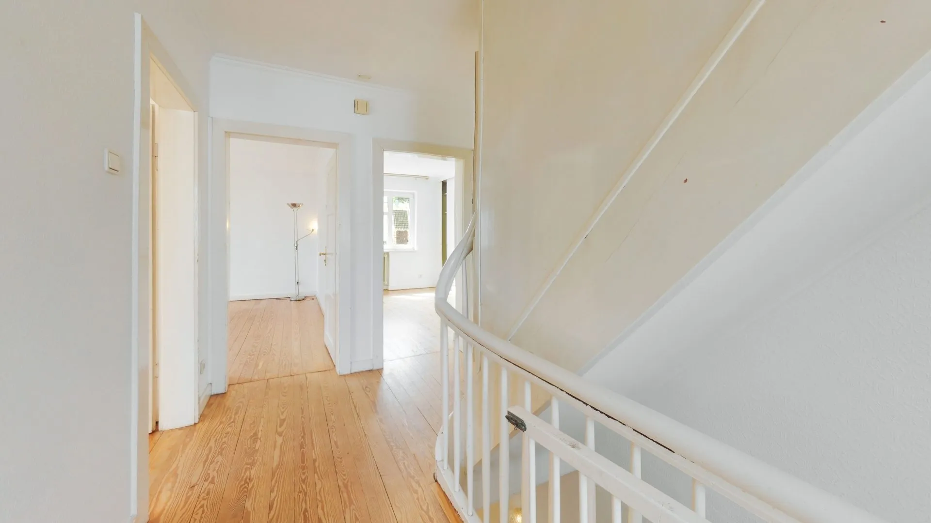 Immobilienangebot - Mehlingen - Alle - Repräsentatives Einfamilienhaus mit 2 Garagen und großzügigem Grundstück