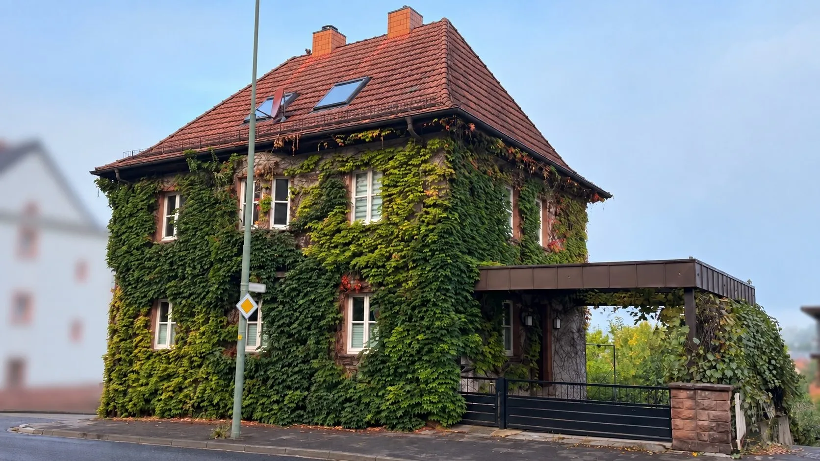 Immobilienangebot - Kaiserslautern - Alle - Charmantes Stadthaus mit  Terrasse, Balkon, zwei Garagen und 505m² großem Eigentumsgrundstück