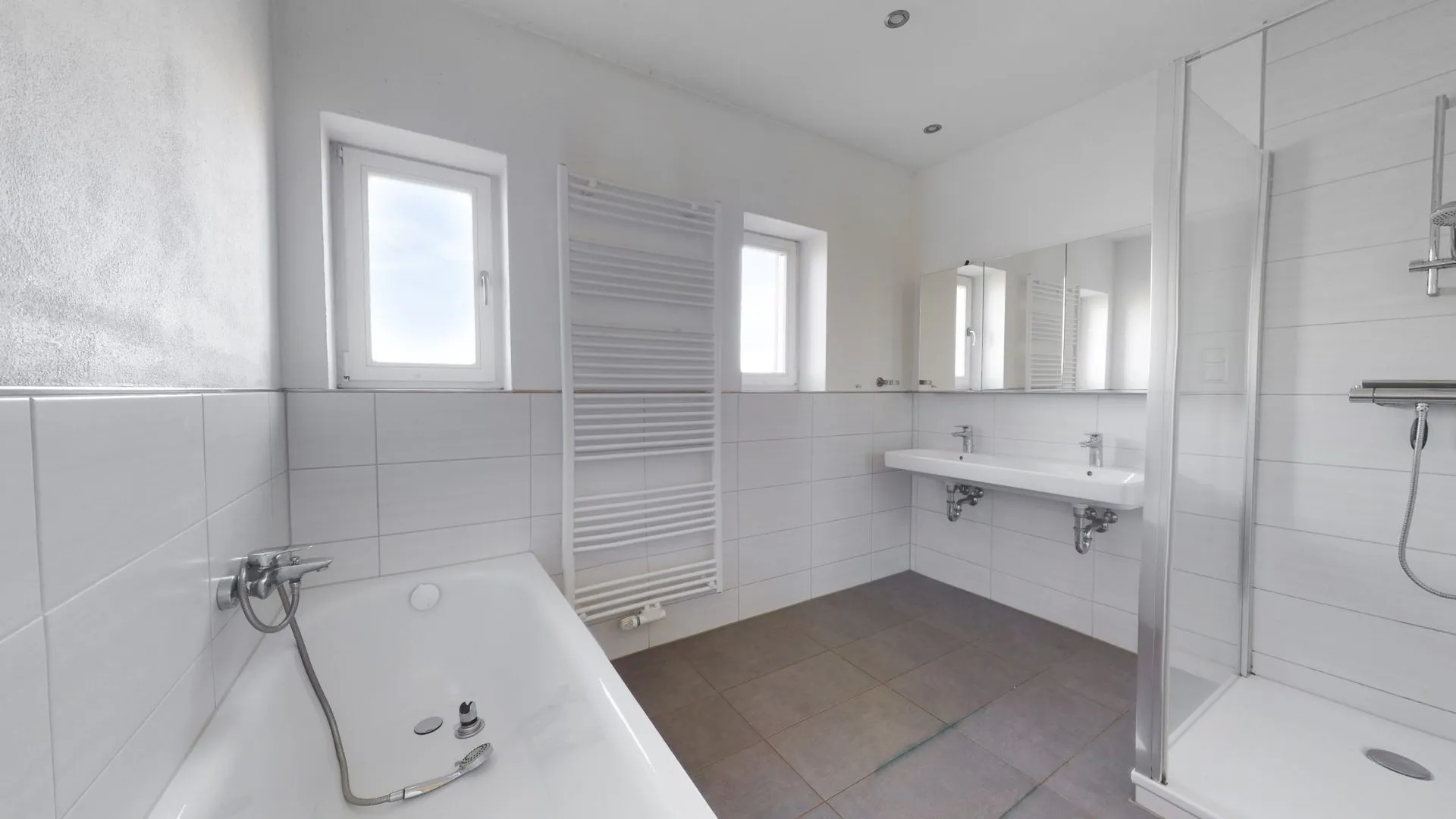 Immobilienangebot - Kaiserslautern - Alle - Charmantes Stadthaus mit  Terrasse, Balkon, zwei Garagen und 505m² großem Eigentumsgrundstück