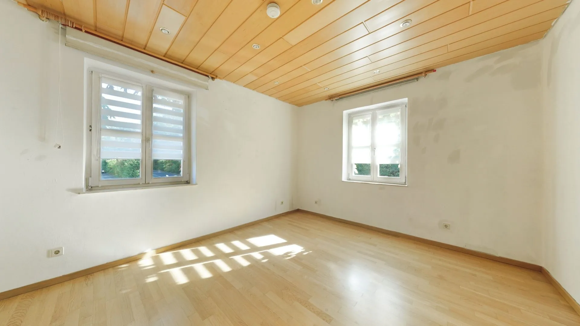 Immobilienangebot - Kaiserslautern - Alle - Charmantes Stadthaus mit  Terrasse, Balkon, zwei Garagen und 505m² großem Eigentumsgrundstück